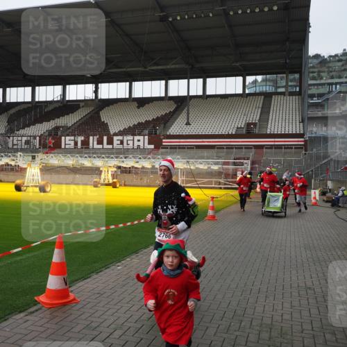 07.12.2025 - St. Pauli X-Mass-Run No. 15 Fabian Wolf http://msf.ph/oto/9417346 07.12.2025 11:17:18 Ziel 1122, 1125, 1127, 1130, 1340, 1529, 1531, 1686, 2766, 2846, 2849 meine-sportfotos.de