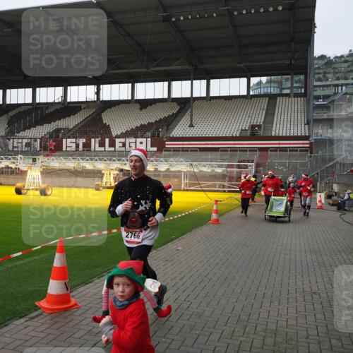 07.12.2025 - St. Pauli X-Mass-Run No. 15 Fabian Wolf http://msf.ph/oto/9417347 07.12.2025 11:17:19 Ziel 551, 1122, 1125, 1127, 1130, 1340, 1529, 1531, 1686, 2766, 2846, 2849 meine-sportfotos.de