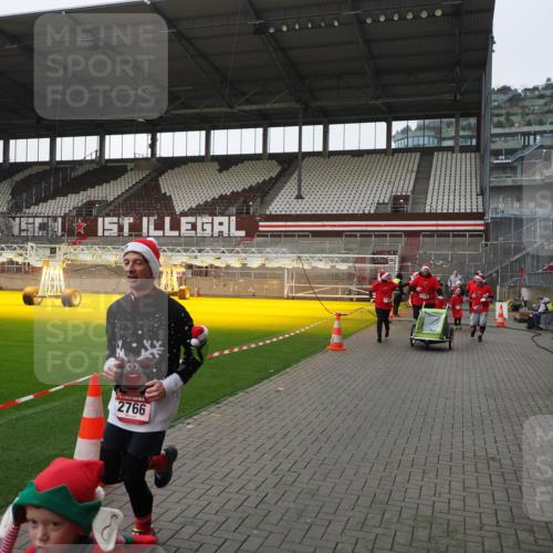 07.12.2025 - St. Pauli X-Mass-Run No. 15 Fabian Wolf http://msf.ph/oto/9417348 07.12.2025 11:17:19 Ziel 551, 1122, 1125, 1127, 1130, 1340, 1529, 1531, 1686, 2766, 2846, 2849 meine-sportfotos.de