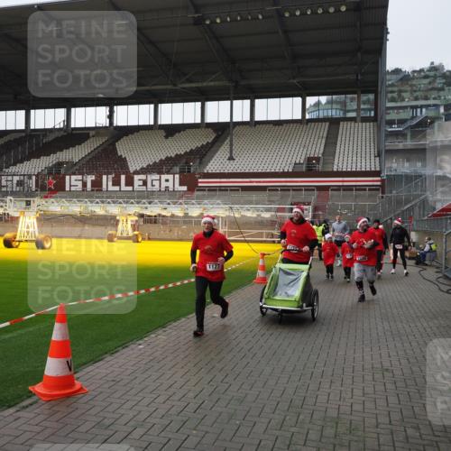 07.12.2025 - St. Pauli X-Mass-Run No. 15 Fabian Wolf http://msf.ph/oto/9417356 07.12.2025 11:17:21 Ziel 551, 1122, 1125, 1127, 1130, 1340, 1529, 1531, 1686, 2477, 2766, 2846, 2849 meine-sportfotos.de
