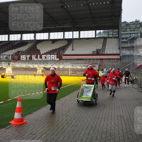 07.12.2025 - St. Pauli X-Mass-Run No. 15 Fabian Wolf http://msf.ph/oto/9417358 07.12.2025 11:17:22 Ziel 551, 1122, 1125, 1127, 1130, 1340, 1529, 1531, 1686, 2477, 2766, 2846, 2849 meine-sportfotos.de
