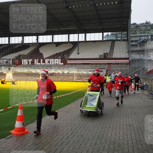 07.12.2025 - St. Pauli X-Mass-Run No. 15 Fabian Wolf http://msf.ph/oto/9417359 07.12.2025 11:17:22 Ziel 551, 1122, 1125, 1127, 1130, 1340, 1529, 1531, 1686, 2477, 2766, 2846, 2849 meine-sportfotos.de