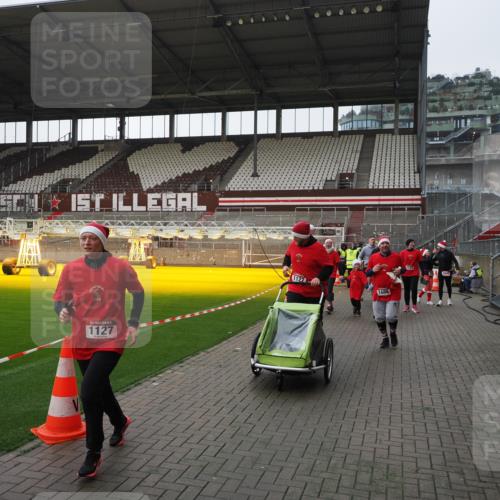 07.12.2025 - St. Pauli X-Mass-Run No. 15 Fabian Wolf http://msf.ph/oto/9417360 07.12.2025 11:17:22 Ziel 551, 1122, 1125, 1127, 1130, 1340, 1529, 1531, 1686, 2477, 2766, 2846, 2849 meine-sportfotos.de
