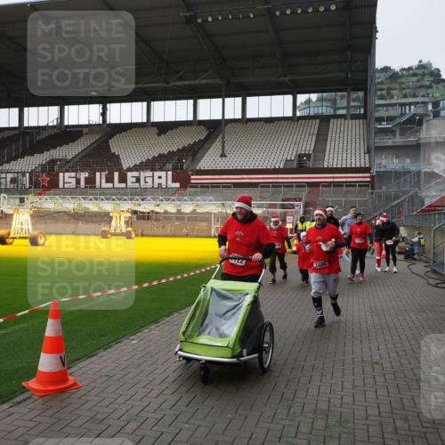 07.12.2025 - St. Pauli X-Mass-Run No. 15 Fabian Wolf http://msf.ph/oto/9417363 07.12.2025 11:17:23 Ziel 551, 1122, 1125, 1127, 1130, 1340, 1529, 1531, 1686, 2477, 2766, 2846, 2849 meine-sportfotos.de