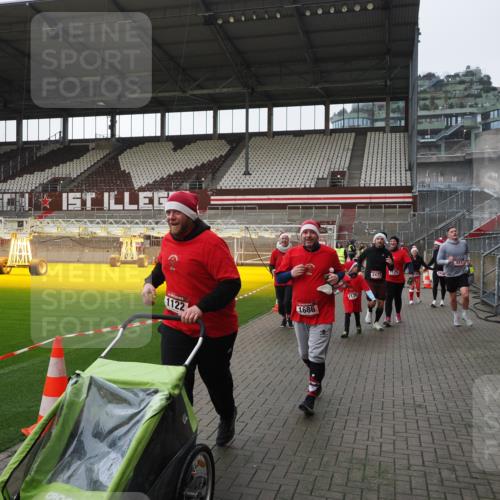 07.12.2025 - St. Pauli X-Mass-Run No. 15 Fabian Wolf http://msf.ph/oto/9417368 07.12.2025 11:17:24 Ziel 551, 1122, 1125, 1127, 1130, 1340, 1529, 1531, 1686, 2477, 2766, 2846, 2849 meine-sportfotos.de