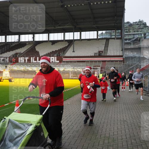07.12.2025 - St. Pauli X-Mass-Run No. 15 Fabian Wolf http://msf.ph/oto/9417369 07.12.2025 11:17:24 Ziel 551, 1122, 1125, 1127, 1130, 1340, 1529, 1531, 1686, 2477, 2766, 2846, 2849 meine-sportfotos.de