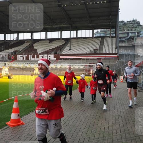 07.12.2025 - St. Pauli X-Mass-Run No. 15 Fabian Wolf http://msf.ph/oto/9417374 07.12.2025 11:17:25 Ziel 551, 1122, 1125, 1127, 1130, 1340, 1529, 1531, 1686, 2477, 2766, 2846, 2849 meine-sportfotos.de