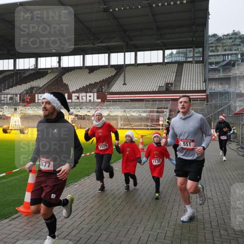 07.12.2025 - St. Pauli X-Mass-Run No. 15 Fabian Wolf http://msf.ph/oto/9417379 07.12.2025 11:17:26 Ziel 551, 1122, 1125, 1127, 1130, 1340, 1529, 1531, 1686, 2477, 2766, 2846, 2849 meine-sportfotos.de