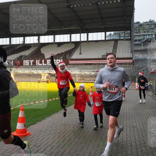 07.12.2025 - St. Pauli X-Mass-Run No. 15 Fabian Wolf http://msf.ph/oto/9417380 07.12.2025 11:17:26 Ziel 551, 1122, 1125, 1127, 1130, 1340, 1529, 1531, 1686, 2477, 2766, 2846, 2849 meine-sportfotos.de