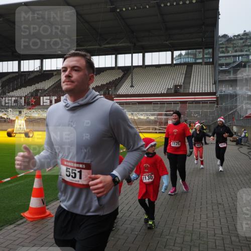07.12.2025 - St. Pauli X-Mass-Run No. 15 Fabian Wolf http://msf.ph/oto/9417383 07.12.2025 11:17:27 Ziel 551, 1122, 1125, 1127, 1130, 1340, 1529, 1531, 1686, 2477, 2766, 2846, 2849 meine-sportfotos.de