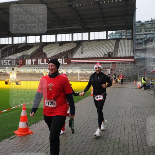 07.12.2025 - St. Pauli X-Mass-Run No. 15 Fabian Wolf http://msf.ph/oto/9417393 07.12.2025 11:17:29 Ziel 551, 845, 1122, 1125, 1127, 1130, 1340, 1529, 1531, 1686, 2477, 2766, 2846, 2849 meine-sportfotos.de