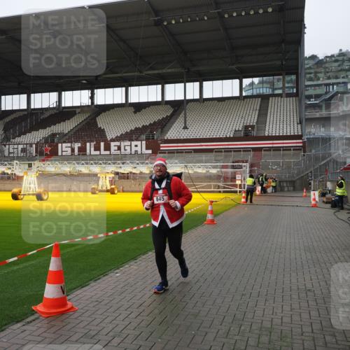 07.12.2025 - St. Pauli X-Mass-Run No. 15 Fabian Wolf http://msf.ph/oto/9417404 07.12.2025 11:17:39 Ziel 551, 845, 2477 meine-sportfotos.de