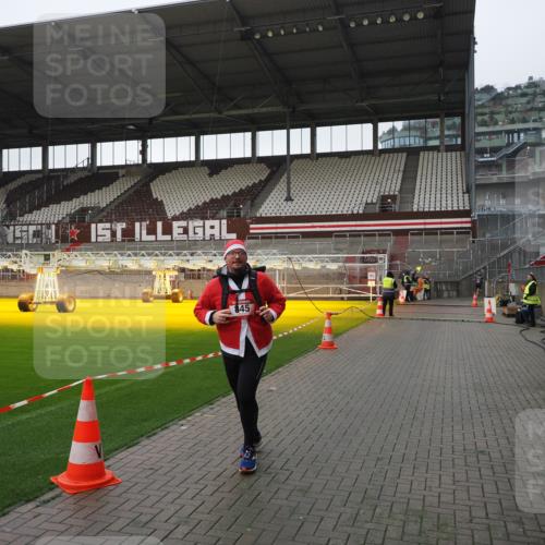 07.12.2025 - St. Pauli X-Mass-Run No. 15 Fabian Wolf http://msf.ph/oto/9417405 07.12.2025 11:17:39 Ziel 551, 845, 2477 meine-sportfotos.de