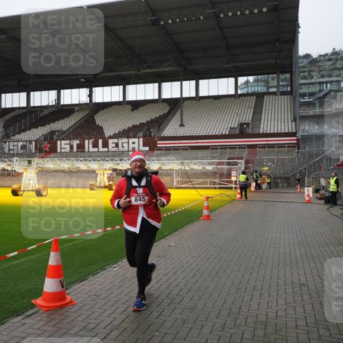07.12.2025 - St. Pauli X-Mass-Run No. 15 Fabian Wolf http://msf.ph/oto/9417406 07.12.2025 11:17:40 Ziel 845, 2477 meine-sportfotos.de