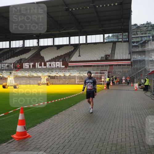 07.12.2025 - St. Pauli X-Mass-Run No. 15 Fabian Wolf http://msf.ph/oto/9417419 07.12.2025 11:17:57 Ziel 2915, 4627 meine-sportfotos.de