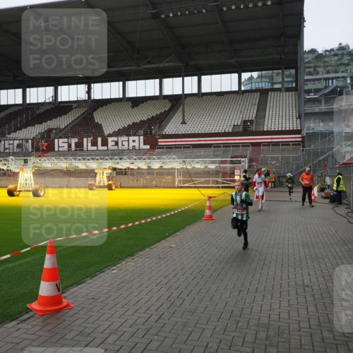 07.12.2025 - St. Pauli X-Mass-Run No. 15 Fabian Wolf http://msf.ph/oto/9417432 07.12.2025 11:18:04 Ziel 1325, 1348, 3221, 3327, 4627 meine-sportfotos.de