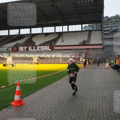 07.12.2025 - St. Pauli X-Mass-Run No. 15 Fabian Wolf http://msf.ph/oto/9417447 07.12.2025 11:18:09 Ziel 1325, 1348, 3201, 3221, 3327 meine-sportfotos.de