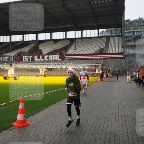 07.12.2025 - St. Pauli X-Mass-Run No. 15 Fabian Wolf http://msf.ph/oto/9417449 07.12.2025 11:18:10 Ziel 1325, 1348, 3201, 3221, 3327 meine-sportfotos.de
