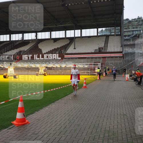 07.12.2025 - St. Pauli X-Mass-Run No. 15 Fabian Wolf http://msf.ph/oto/9417452 07.12.2025 11:18:11 Ziel 1325, 1348, 3201, 3221, 3327 meine-sportfotos.de