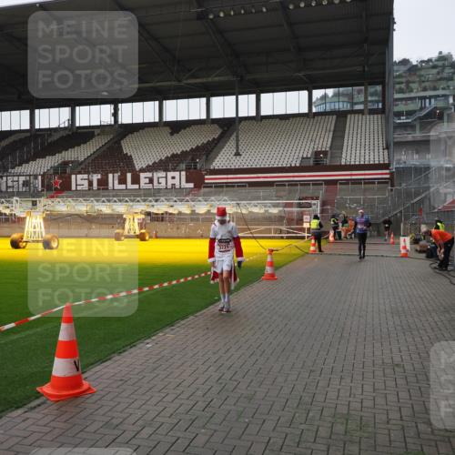 07.12.2025 - St. Pauli X-Mass-Run No. 15 Fabian Wolf http://msf.ph/oto/9417455 07.12.2025 11:18:11 Ziel 1325, 1348, 3201, 3221, 3327 meine-sportfotos.de