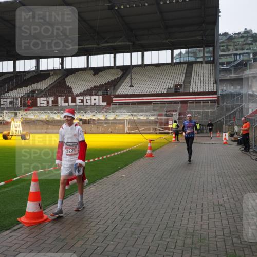 07.12.2025 - St. Pauli X-Mass-Run No. 15 Fabian Wolf http://msf.ph/oto/9417463 07.12.2025 11:18:14 Ziel 1325, 1348, 3201, 3221, 3327 meine-sportfotos.de