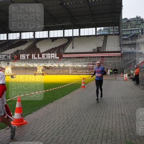 07.12.2025 - St. Pauli X-Mass-Run No. 15 Fabian Wolf http://msf.ph/oto/9417465 07.12.2025 11:18:15 Ziel 1325, 1348, 3201, 3221, 3304, 3327 meine-sportfotos.de