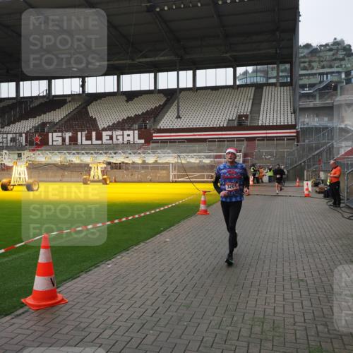 07.12.2025 - St. Pauli X-Mass-Run No. 15 Fabian Wolf http://msf.ph/oto/9417467 07.12.2025 11:18:15 Ziel 1325, 1348, 3201, 3221, 3304, 3327 meine-sportfotos.de