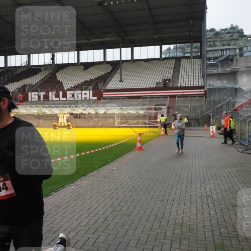 07.12.2025 - St. Pauli X-Mass-Run No. 15 Fabian Wolf http://msf.ph/oto/9417482 07.12.2025 11:18:20 Ziel 1325, 1348, 2045, 3201, 3304, 3327 meine-sportfotos.de