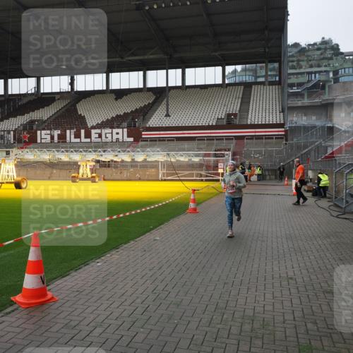 07.12.2025 - St. Pauli X-Mass-Run No. 15 Fabian Wolf http://msf.ph/oto/9417484 07.12.2025 11:18:21 Ziel 1325, 1348, 2045, 3201, 3304 meine-sportfotos.de