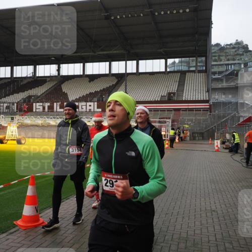 07.12.2025 - St. Pauli X-Mass-Run No. 15 Fabian Wolf http://msf.ph/oto/9417515 07.12.2025 11:18:36 Ziel 2045, 2918, 3138, 3158, 3634, 3636 meine-sportfotos.de