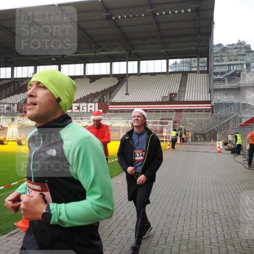 07.12.2025 - St. Pauli X-Mass-Run No. 15 Fabian Wolf http://msf.ph/oto/9417516 07.12.2025 11:18:36 Ziel 2045, 2918, 3138, 3158, 3634, 3636 meine-sportfotos.de