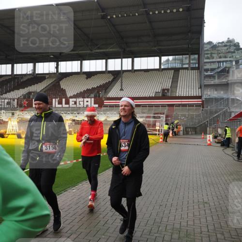 07.12.2025 - St. Pauli X-Mass-Run No. 15 Fabian Wolf http://msf.ph/oto/9417517 07.12.2025 11:18:36 Ziel 2045, 2918, 3138, 3158, 3634, 3636 meine-sportfotos.de