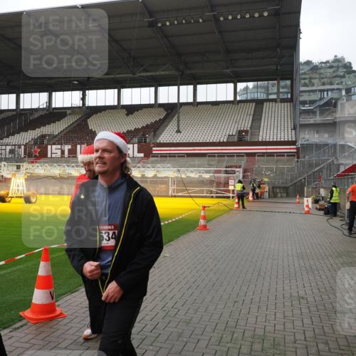 07.12.2025 - St. Pauli X-Mass-Run No. 15 Fabian Wolf http://msf.ph/oto/9417521 07.12.2025 11:18:37 Ziel 2918, 3138, 3158, 3634, 3636 meine-sportfotos.de