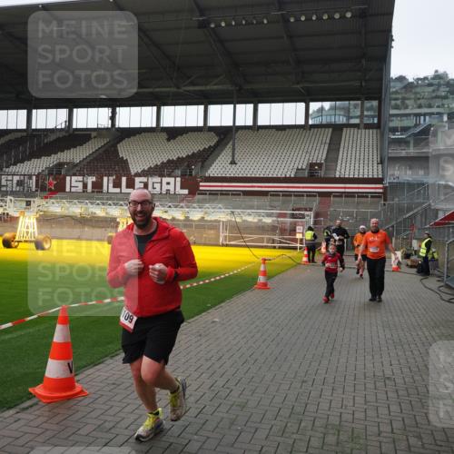 07.12.2025 - St. Pauli X-Mass-Run No. 15 Fabian Wolf http://msf.ph/oto/9417529 07.12.2025 11:18:52 Ziel 1109, 1322, 2064, 2067 meine-sportfotos.de