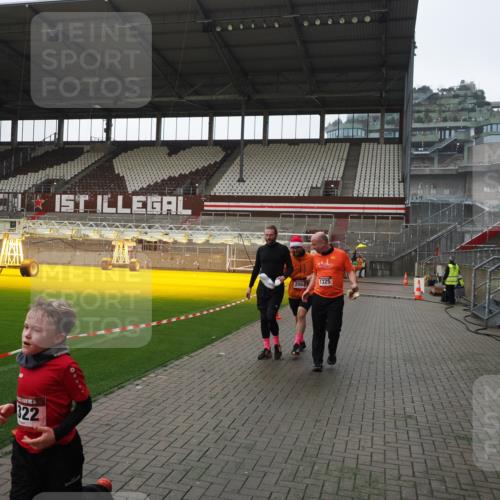 07.12.2025 - St. Pauli X-Mass-Run No. 15 Fabian Wolf http://msf.ph/oto/9417538 07.12.2025 11:18:55 Ziel 1109, 1322, 2064, 2067 meine-sportfotos.de