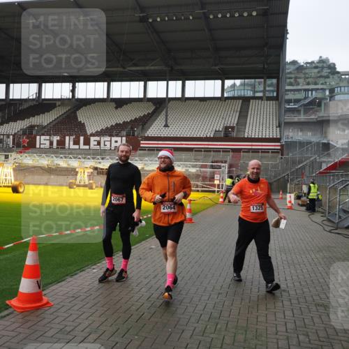07.12.2025 - St. Pauli X-Mass-Run No. 15 Fabian Wolf http://msf.ph/oto/9417540 07.12.2025 11:18:57 Ziel 1109, 1322, 2064, 2067 meine-sportfotos.de