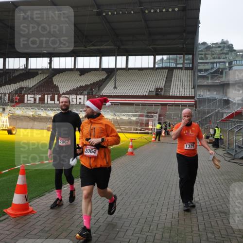 07.12.2025 - St. Pauli X-Mass-Run No. 15 Fabian Wolf http://msf.ph/oto/9417542 07.12.2025 11:18:57 Ziel 1109, 1322, 2064, 2067 meine-sportfotos.de