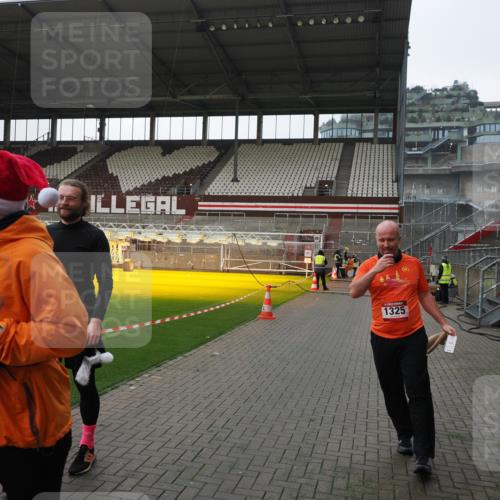 07.12.2025 - St. Pauli X-Mass-Run No. 15 Fabian Wolf http://msf.ph/oto/9417545 07.12.2025 11:18:58 Ziel 1109, 1322, 2064, 2067 meine-sportfotos.de