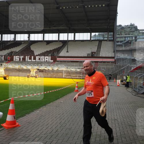 07.12.2025 - St. Pauli X-Mass-Run No. 15 Fabian Wolf http://msf.ph/oto/9417549 07.12.2025 11:18:59 Ziel 1109, 1322, 2064, 2067 meine-sportfotos.de