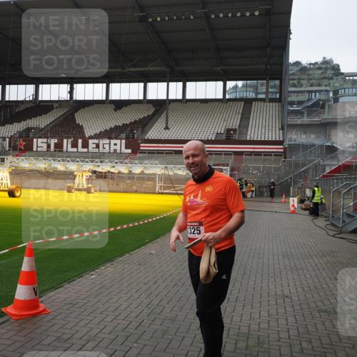 07.12.2025 - St. Pauli X-Mass-Run No. 15 Fabian Wolf http://msf.ph/oto/9417550 07.12.2025 11:18:59 Ziel 1109, 1322, 2064, 2067 meine-sportfotos.de