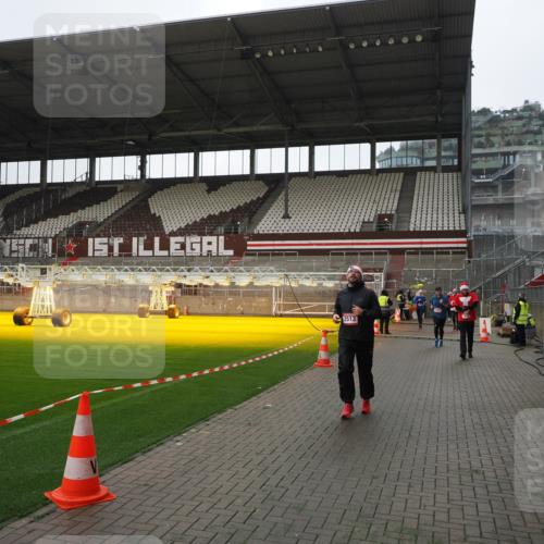 07.12.2025 - St. Pauli X-Mass-Run No. 15 Fabian Wolf http://msf.ph/oto/9417556 07.12.2025 11:19:08 Ziel 295, 302, 1617, 2064, 2067, 2597 meine-sportfotos.de