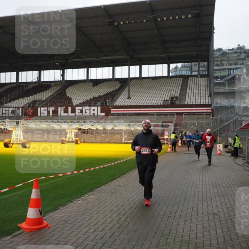 07.12.2025 - St. Pauli X-Mass-Run No. 15 Fabian Wolf http://msf.ph/oto/9417559 07.12.2025 11:19:08 Ziel 295, 302, 1617, 2064, 2067, 2597 meine-sportfotos.de