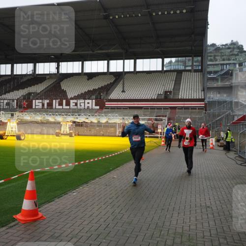 07.12.2025 - St. Pauli X-Mass-Run No. 15 Fabian Wolf http://msf.ph/oto/9417568 07.12.2025 11:19:11 Ziel 295, 302, 1617, 2597, 2788, 3205 meine-sportfotos.de