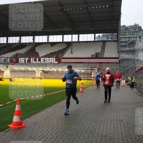 07.12.2025 - St. Pauli X-Mass-Run No. 15 Fabian Wolf http://msf.ph/oto/9417570 07.12.2025 11:19:11 Ziel 295, 302, 1617, 2597, 2788, 3205 meine-sportfotos.de