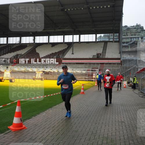 07.12.2025 - St. Pauli X-Mass-Run No. 15 Fabian Wolf http://msf.ph/oto/9417571 07.12.2025 11:19:12 Ziel 295, 302, 1617, 2597, 2788, 3205 meine-sportfotos.de
