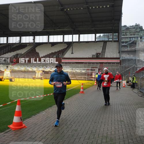 07.12.2025 - St. Pauli X-Mass-Run No. 15 Fabian Wolf http://msf.ph/oto/9417572 07.12.2025 11:19:12 Ziel 295, 302, 1617, 2597, 2788, 3205 meine-sportfotos.de