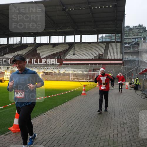 07.12.2025 - St. Pauli X-Mass-Run No. 15 Fabian Wolf http://msf.ph/oto/9417575 07.12.2025 11:19:12 Ziel 295, 302, 1617, 2597, 2788, 3205 meine-sportfotos.de