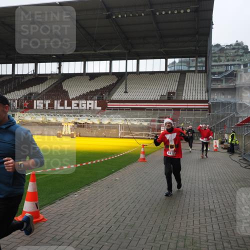 07.12.2025 - St. Pauli X-Mass-Run No. 15 Fabian Wolf http://msf.ph/oto/9417576 07.12.2025 11:19:13 Ziel 295, 302, 1617, 2597, 2788, 3205 meine-sportfotos.de