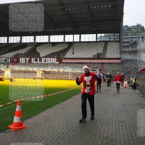 07.12.2025 - St. Pauli X-Mass-Run No. 15 Fabian Wolf http://msf.ph/oto/9417579 07.12.2025 11:19:13 Ziel 295, 302, 1617, 2597, 2788, 3205 meine-sportfotos.de