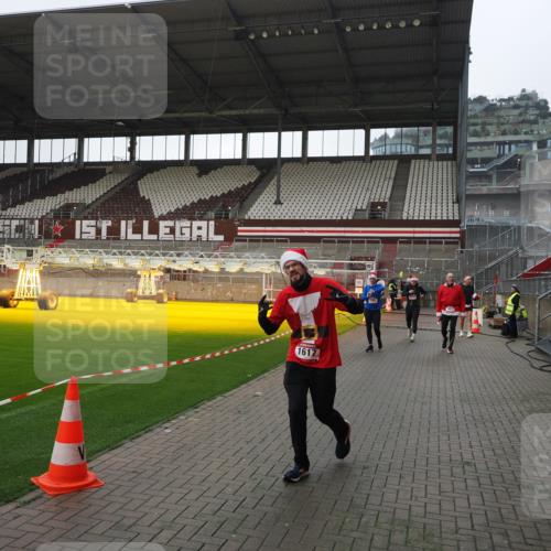 07.12.2025 - St. Pauli X-Mass-Run No. 15 Fabian Wolf http://msf.ph/oto/9417580 07.12.2025 11:19:13 Ziel 295, 302, 1617, 2597, 2788, 3205 meine-sportfotos.de